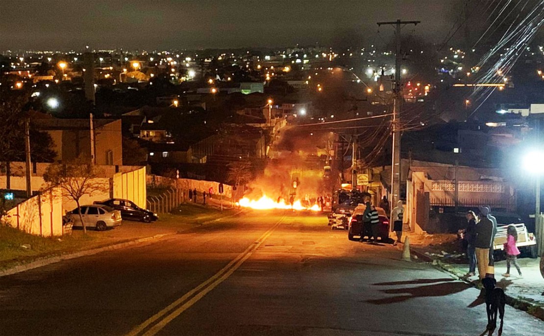 A rua Brigadeiro Franco, no Parolin, ficou bloqueada pelo protesto com cerca de 70 pessoas, entre família e amigos dos jovens mortos. Foto: Colaboração.