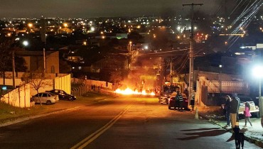 A rua Brigadeiro Franco, no Parolin, ficou bloqueada pelo protesto com cerca de 70 pessoas, entre família e amigos dos jovens mortos. Foto: Colaboração.