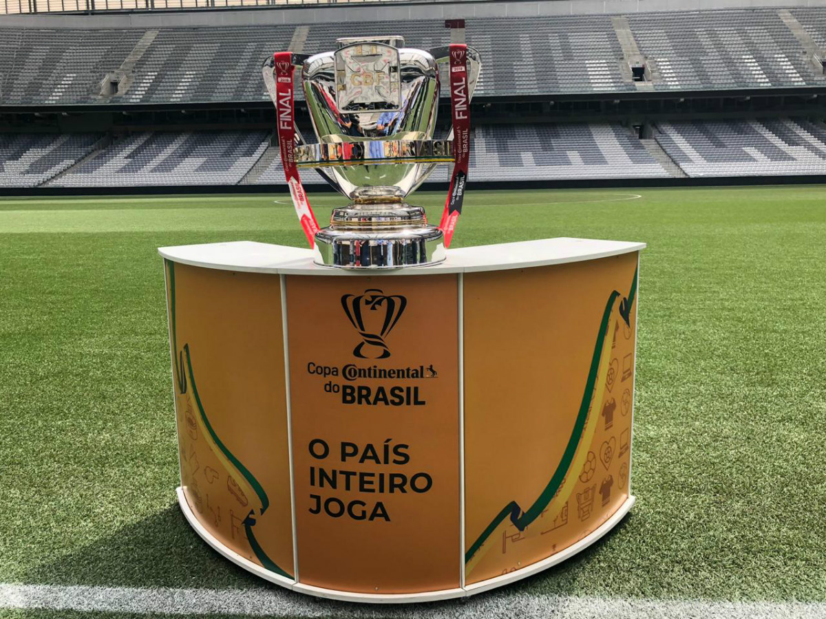 Taça da Copa do Brasil já está na Arena. Foto: Cristian Toledo