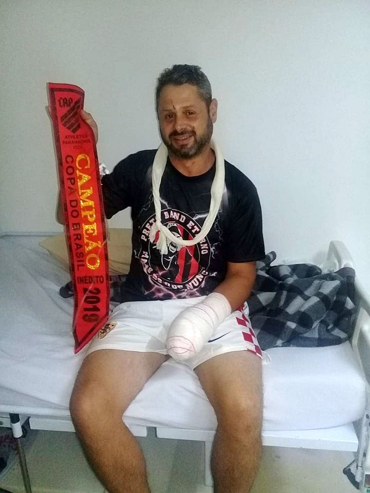 Weslley se recupera em casa e exibe a faixa de campeão da Copa do Brasil. Foto: Arquivo Pessoal