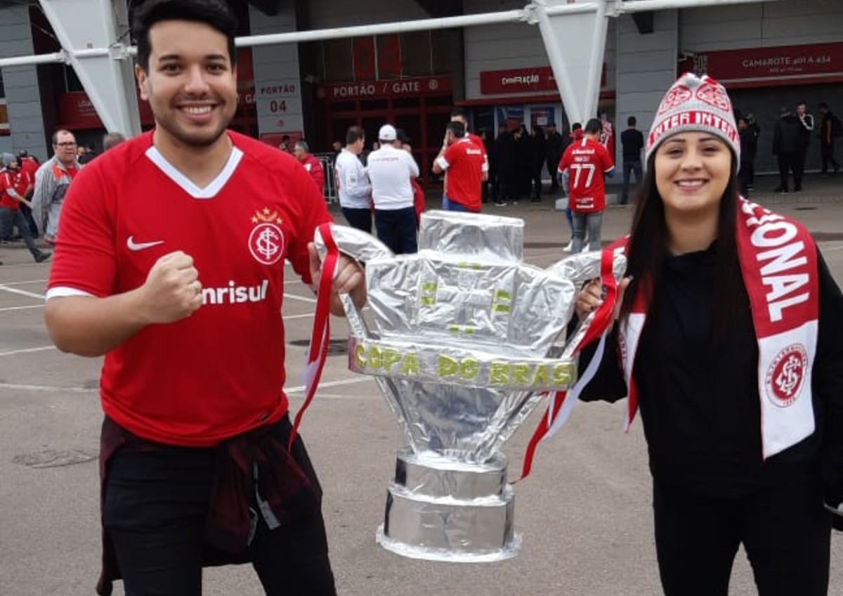 Torcedor do Inter fez réplica da taça de campeão. Foto: Luiz Ferraz