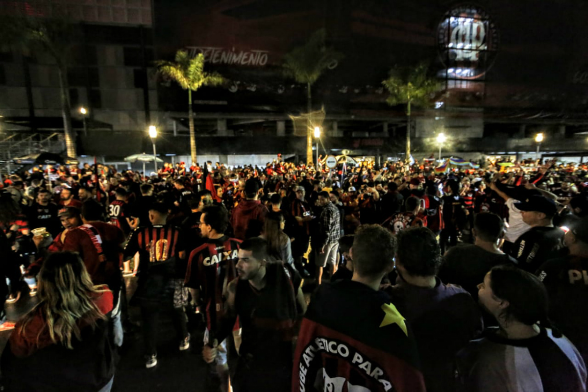 Torcida do Athletico fez a festa nas ruas de Curitiba. Foto: Lineu Filho
