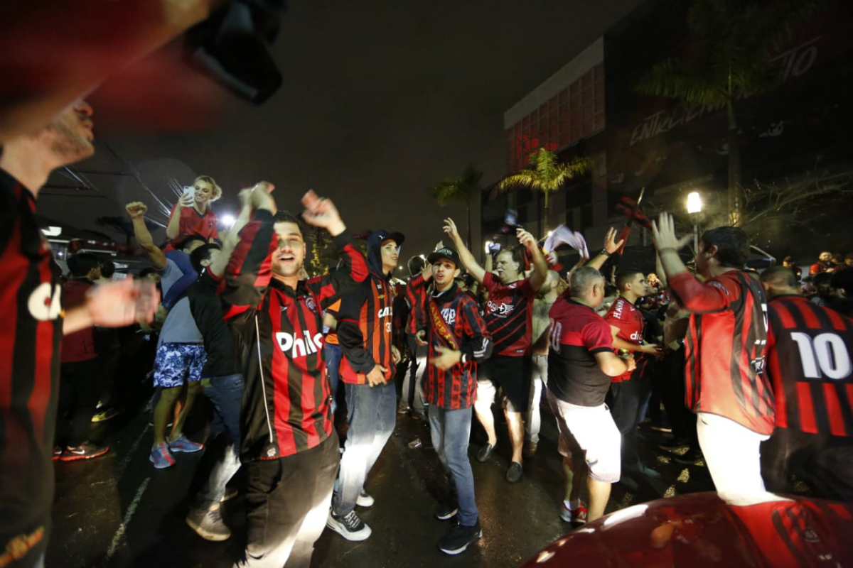 Torcida do Athletico fez a festa nas ruas de Curitiba. Foto: Lineu Filho