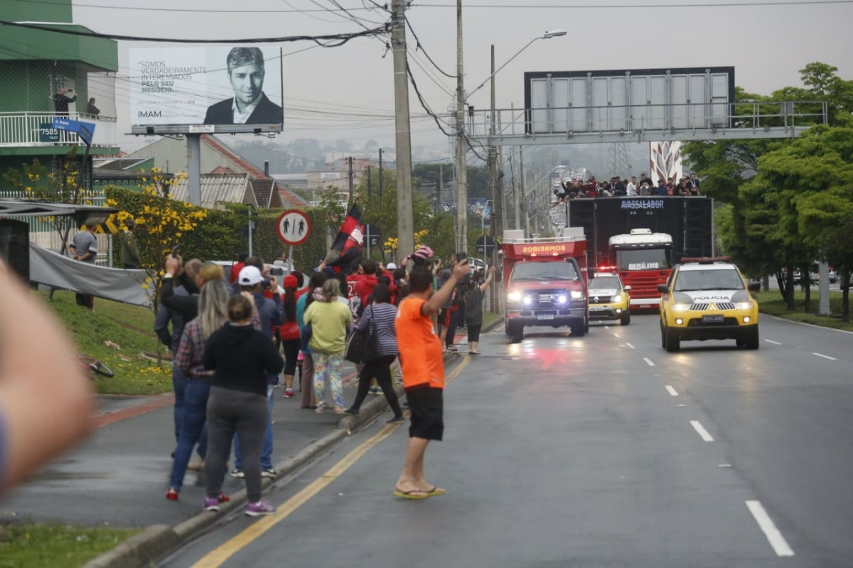 Torcida esperou o Furacão nas ruas de Curitiba. Todos queriam se aproximar do time campeão. Foto: Felipe Rosa