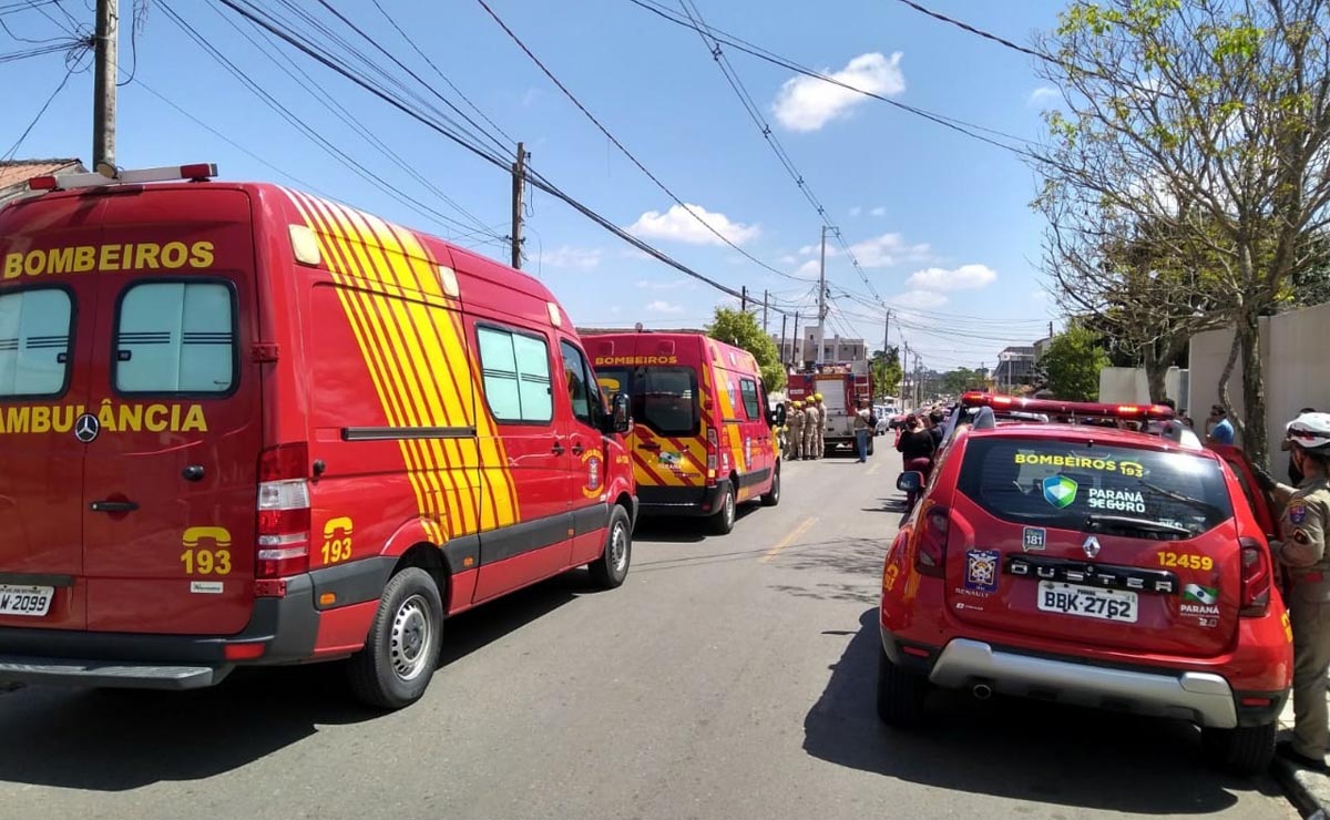 Depois de socorrido, o trabalhador ferido foi levado para o Hospital Cajuru. Foto: Gerson Klaina/Tribuna do Paraná