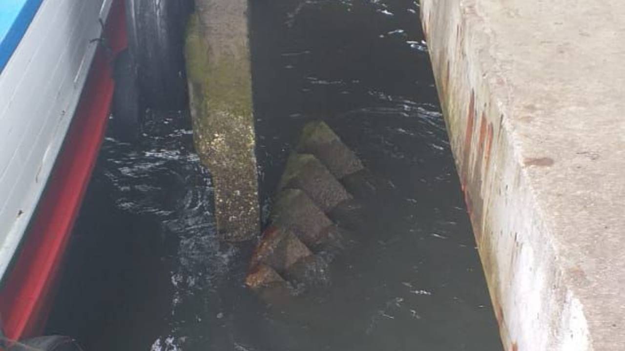 Escada de concreto que desabou e quebrou a perna de uma turista na Ilha do Mel. Foto: Carolina Cerolini/ Colaboração| Carolina Cerolini / Colaboração.