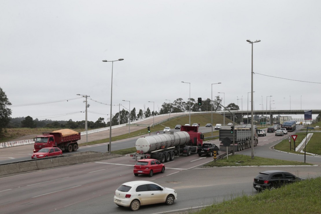 Viaduto está pronto há quatro anos e só agora será liberado para uso. Foto: Aniele Nascimento/Arquivo/Gazeta do Povo