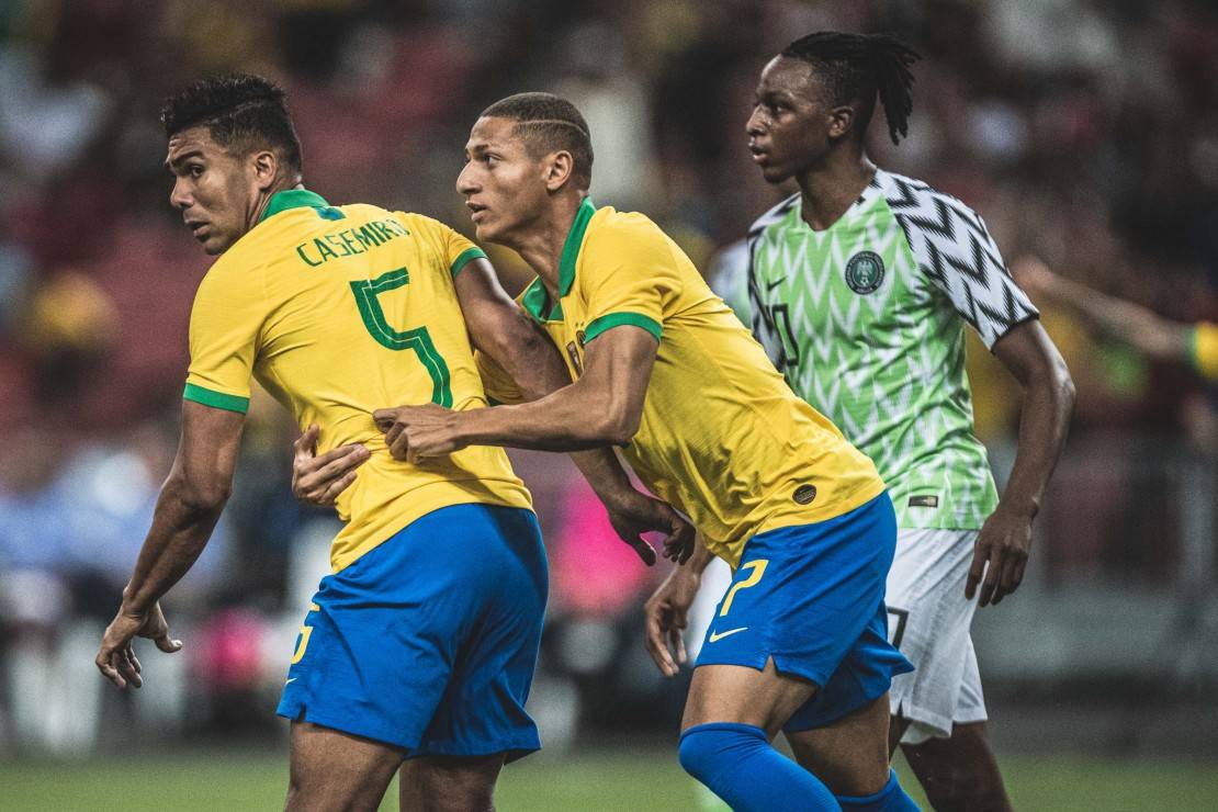 Casemiro e Richarlison após o gol do Brasil. Foto: Pedro Martins/MoWa Press