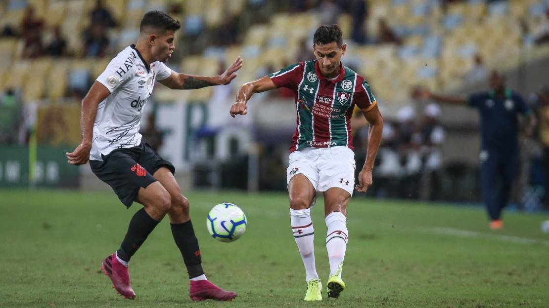 Bruno Guimarães na disputa com Paulo Henrique Ganso. Foto: Lucas Merçon/Fluminense FC