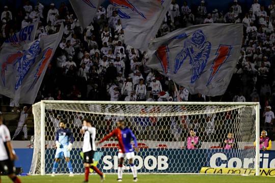 Torcida paranista fez a festa na Vila. Foto: Albari Rosa. 