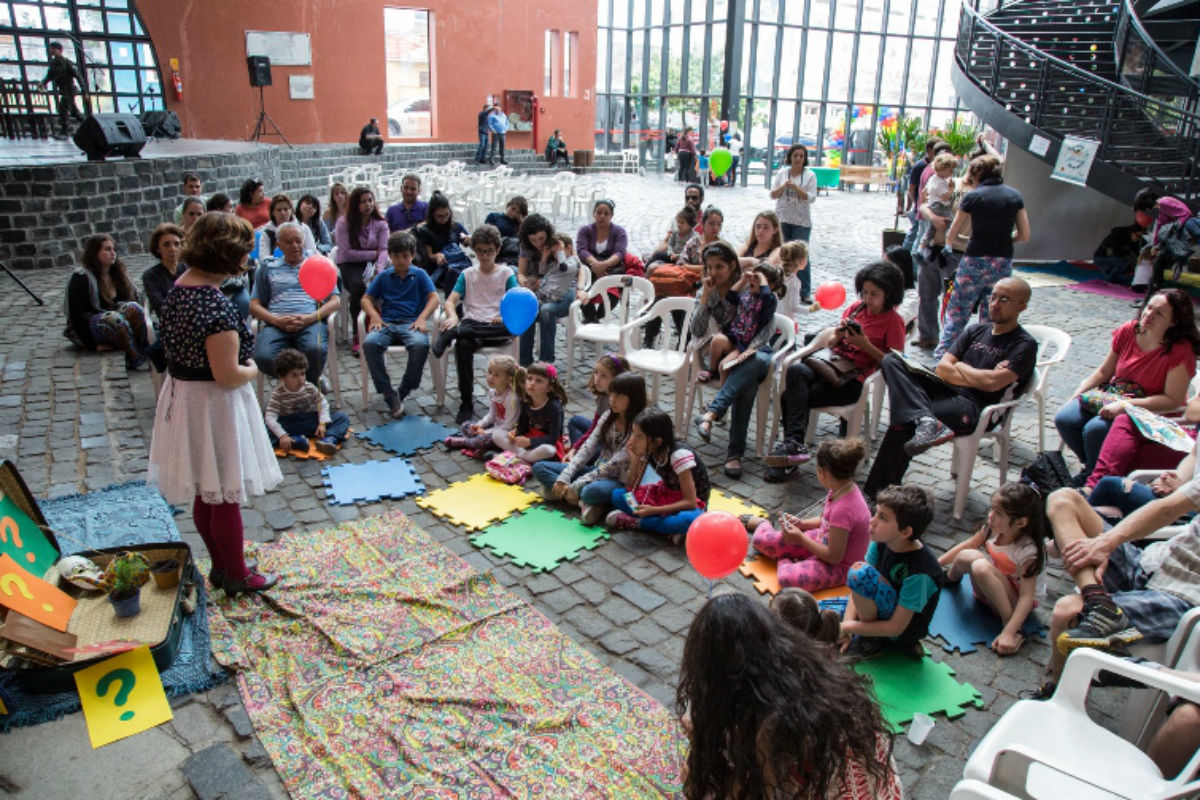 Crianças e famílias juntas em edições anteriores do Centro Histórico Divertido. Foto: Divulgação/Isa Maeda.