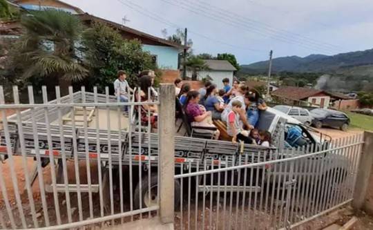 Caminhão estava com cadeiras instaladas na caçamba. Foto: Polícia Rodoviária Federal (PRE).