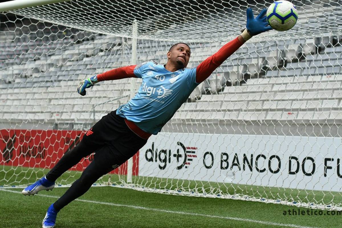 Goleiro Anderson ainda não estreou pelo Athletico, mas foi lembrado por André Jardine. Foto: Dvulgação/Athletico