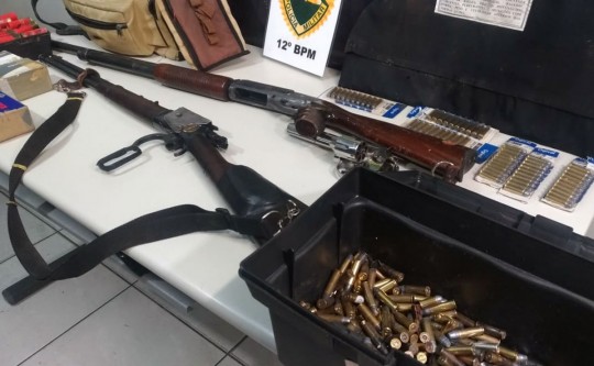 Pelo menos três armas e muitas munições foram encontradas dentro da residência do idoso. Foto: Lineu Filho/Tribuna do Paraná.