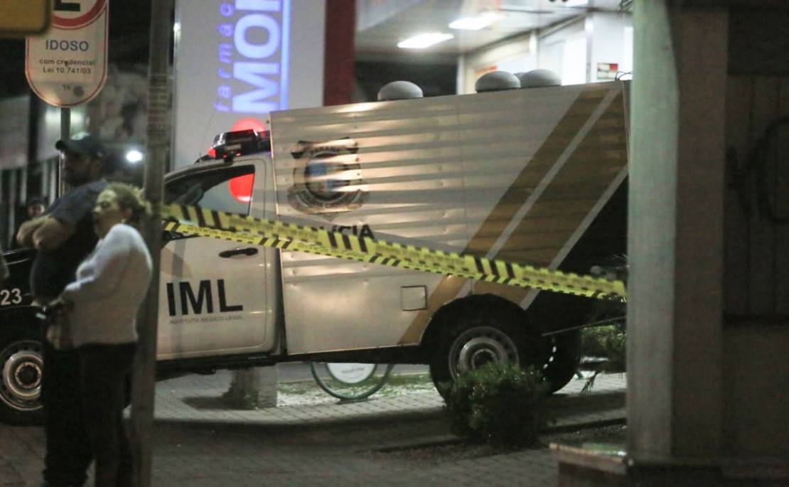 Confronto dentro de uma loja de departamentos terminou com um marginal morto e outro baleado. Nenhum cliente se feriu. Fotos: Lineu Filho/Tribuna do Paraná.