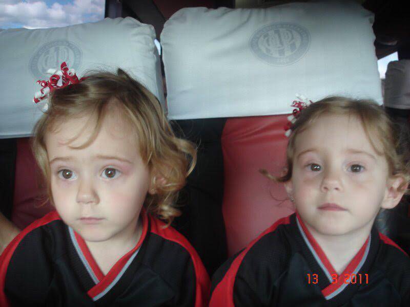Gêmeas atleticanas vão desde pequeninas à Arena. Foto: Arquivo Pessoal