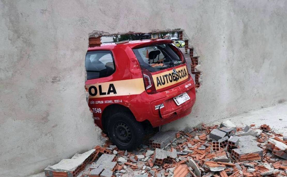 Aluno da autoescola perdeu o controle e derrubou parte do muro do pátio do Detran. Foto: Divulgação/Detran-PR.