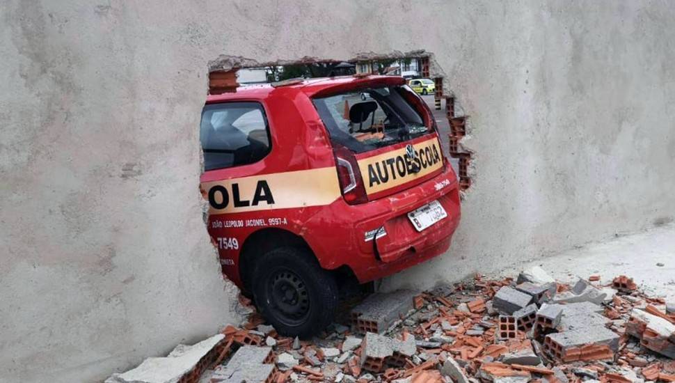 Aluno da autoescola perdeu o controle e derrubou parte do muro do pátio do Detran. Foto: Divulgação/Detran-PR.