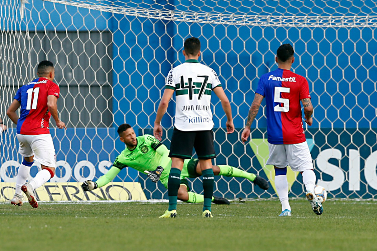 De pènalti, Bruno Rodrigues marcou o segundo gol do Tricolor. Foto: Albari Rosa