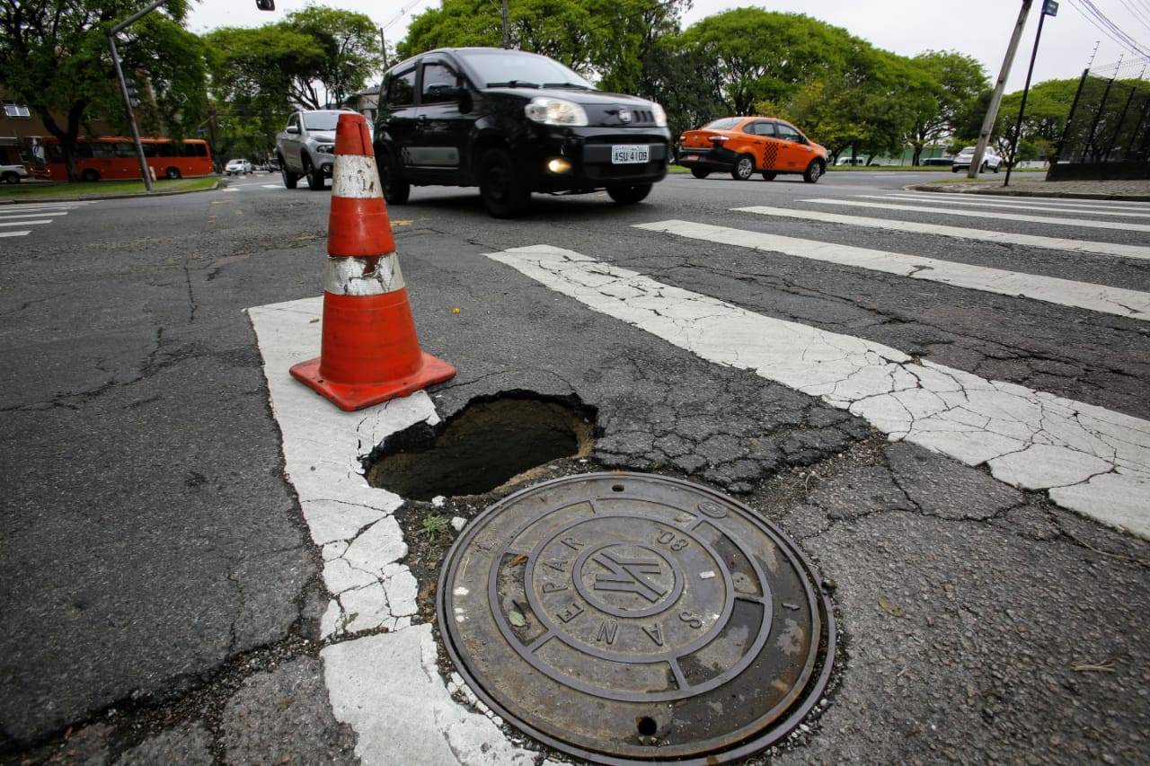 Motoristas precisam desviar para evitar acidentes. Foto: Atila Alberti/Tribuna do Paraná.