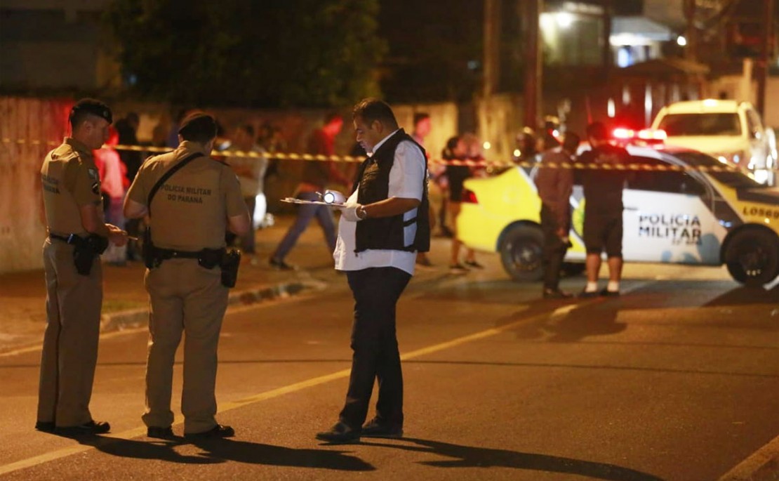 Crime ocorreu na noite de quinta-feira e o atirador não se intimidou com a presença de clientes e familiares. Foto: Lineu Filho/Tribuna do Paraná.