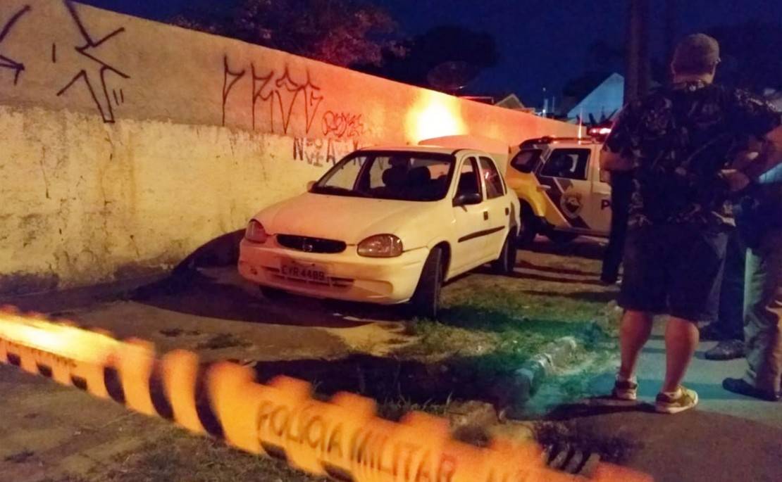 Corpo estava no porta-malas do carro conduzido pela vítima ao longo do dia. Foto: Gerson Klaina/Tribuna do Paraná.