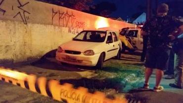 Corpo estava no porta-malas do carro conduzido pela vítima ao longo do dia. Foto: Gerson Klaina/Tribuna do Paraná.