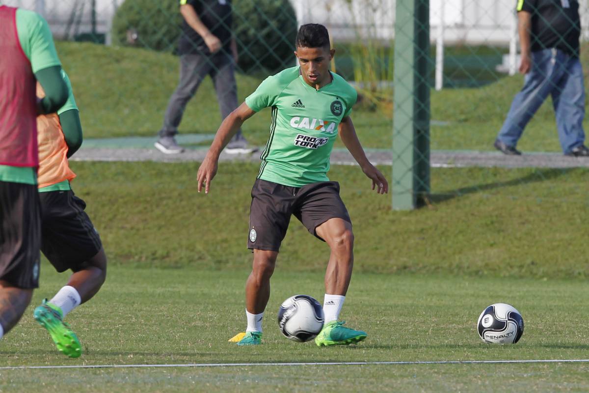 Dodô foi revelado no Coritiba e defendeu o clube até 2017, quando foi para a Ucrânia. Foto: Antonio More