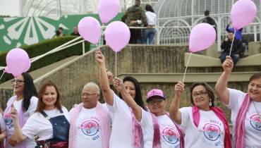 Campanha fotográfica de mulheres que estão lutando ou já venceram o câncer. Foto: Felipe Rosa / Tribuna do Paraná
