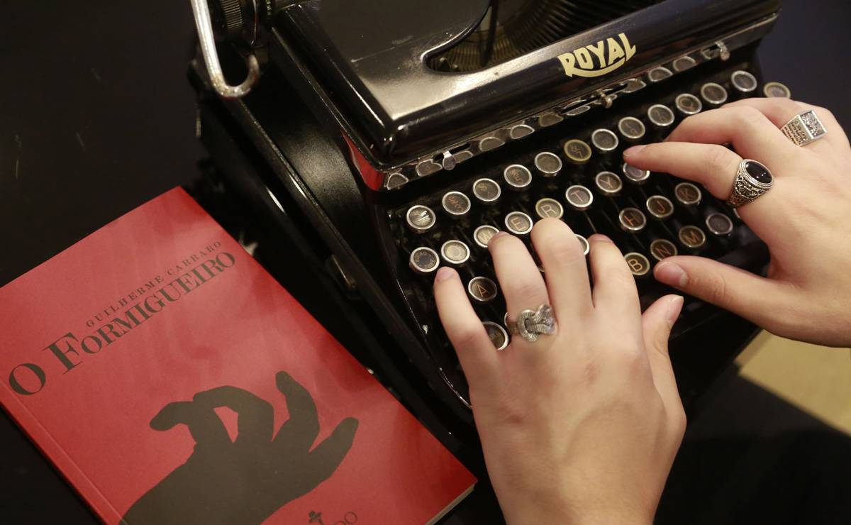 Para produzir a obra, o autor se inspirou em grandes nomes da literatura policial, como Agatha Christie e Arthur Conan Doyle. Foto: Felipe Rosa/Tribuna do Paraná