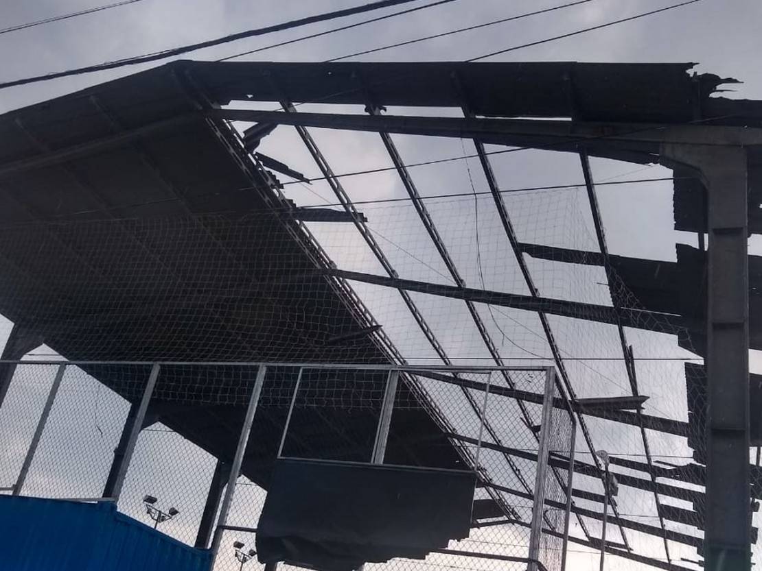 Telhado de quadra esportiva chegou a ser arrancado com a força do vento. Foto: Colaboração/Prefeitura de Almirante Tamandaré