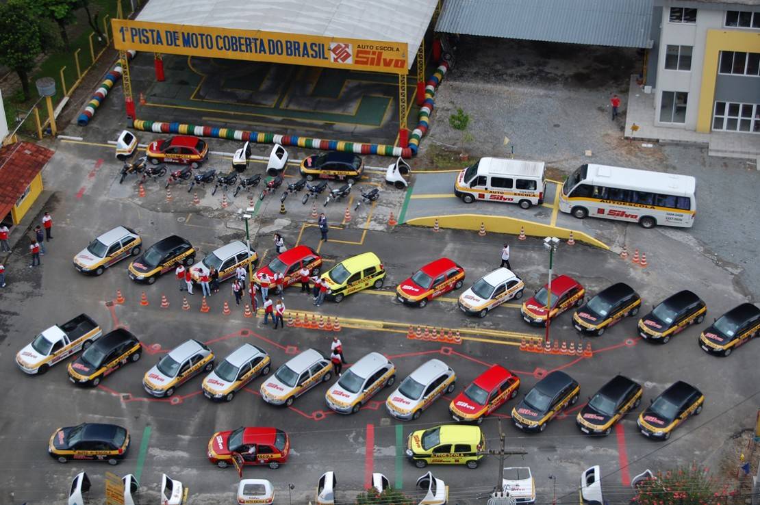 Pátio e frota de veículos da Auto Escola Silva