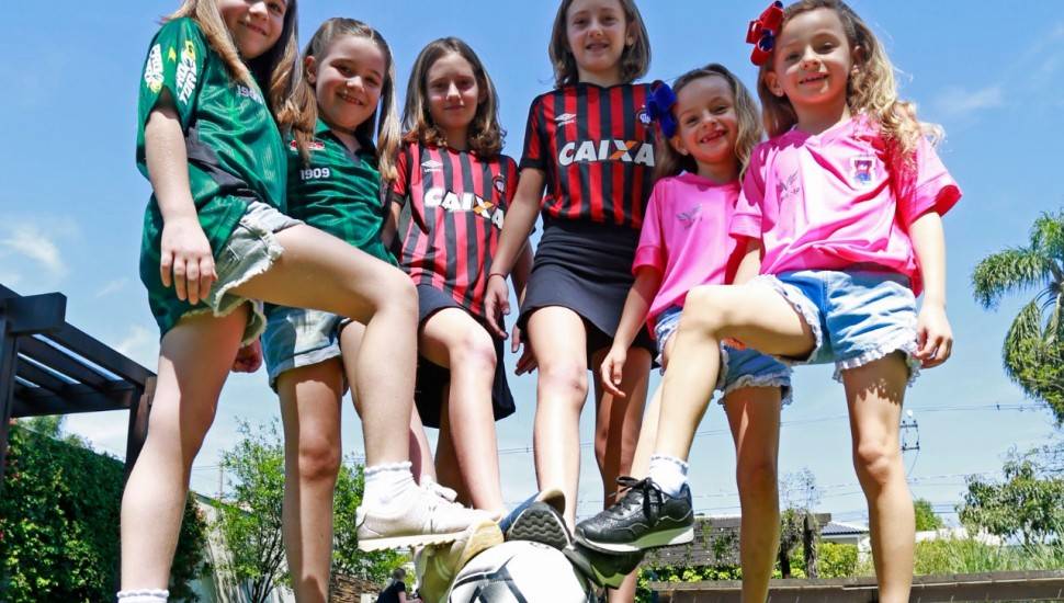Athletico ou Coritiba? Criança escolhe time após ver jogos nos estádios