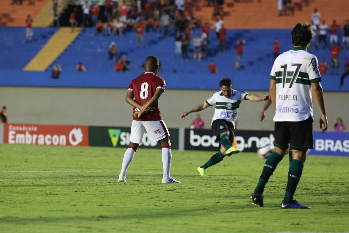 Giovanni cobra falta que garantiu o empate para o Coritiba. Foto: Divulgação/Coritiba