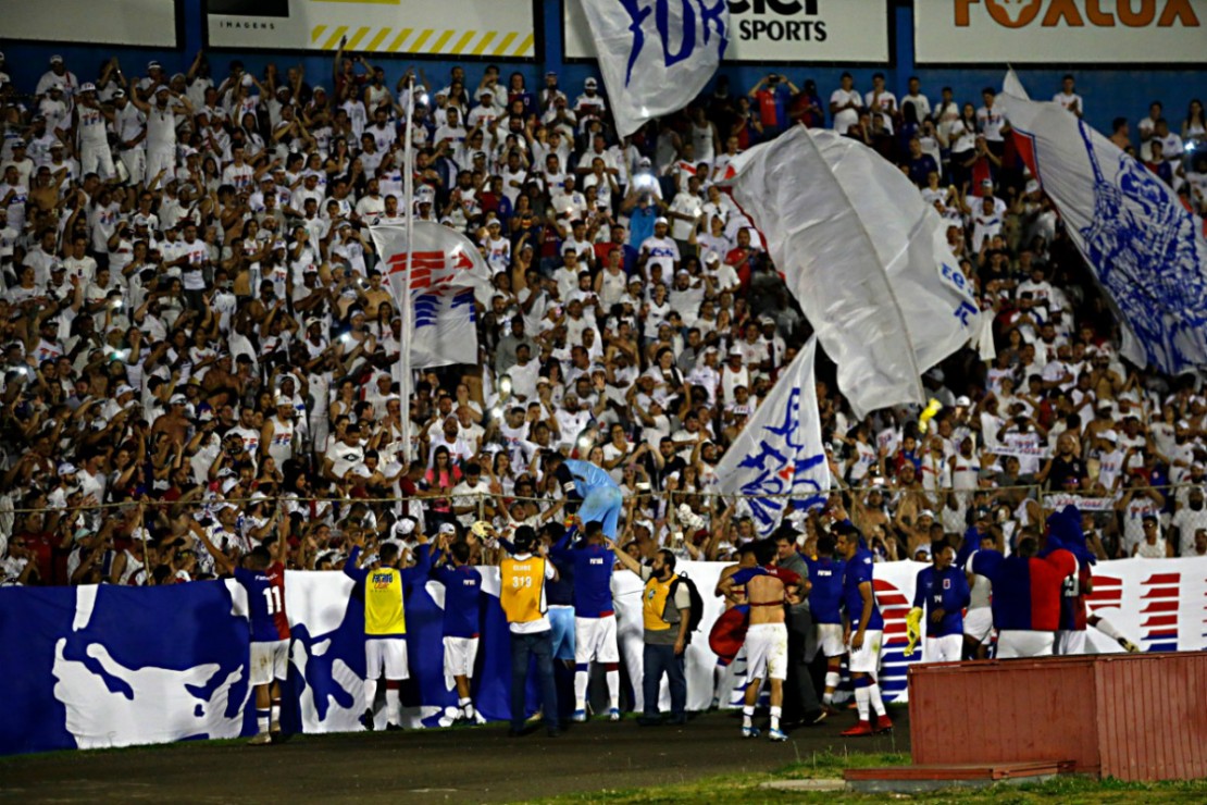Após o jogo, jogadores do Paraná comemoraram vitória coma torcida. Cena muito repetida em 2017, ano do acesso. Foto: Albari Rosa
