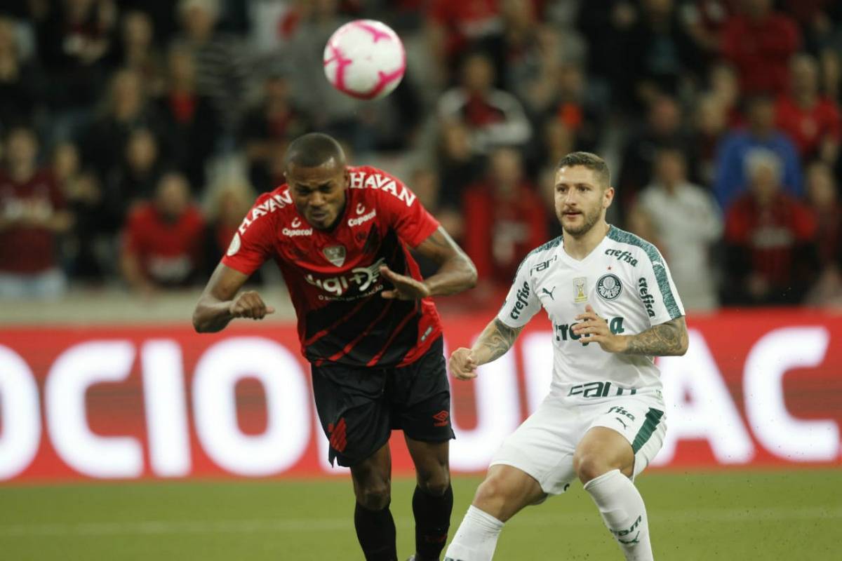 Marcelo Cirino cabeceia para marcar o gol do Athletico, no começo do jogo. Foto: André Rodrigues