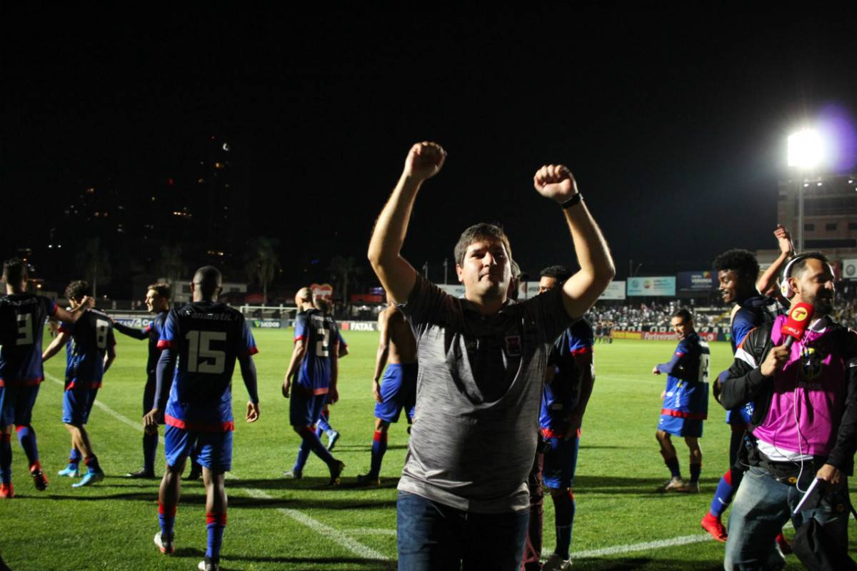 Após a vitória sobre o Operário, jogadores e treinador comemoraram com a torcida do Tricolor. Foto: Josué Teixeira