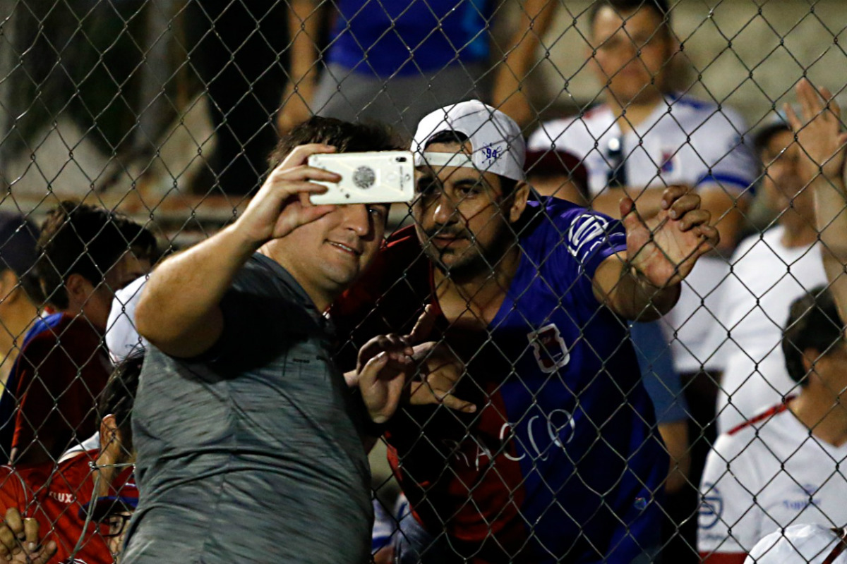 Técnico Matheus Costa chegou a tirar foto com o torcedor do Tricolor após o jogo. Clima era todo de festa. Foto: Albari Rosa