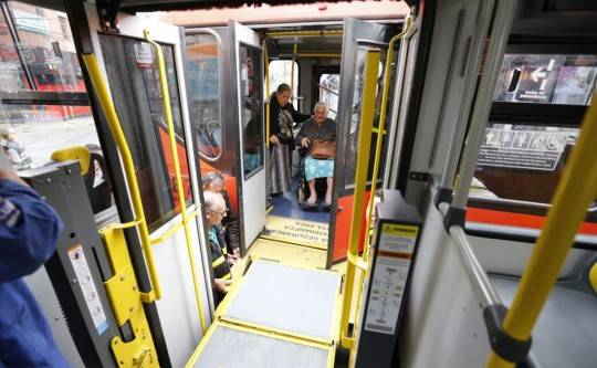 Passageiros tiveram que trocar de ônibus após a falha. Ninguém se feriu. Foto: Hedeson Alves/Tribuna do Paraná.