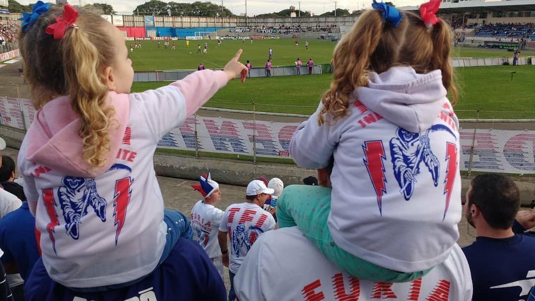 Gêmeas paranistas são conhecidas na Curva Norte. Foto: Arquivo Pessoal