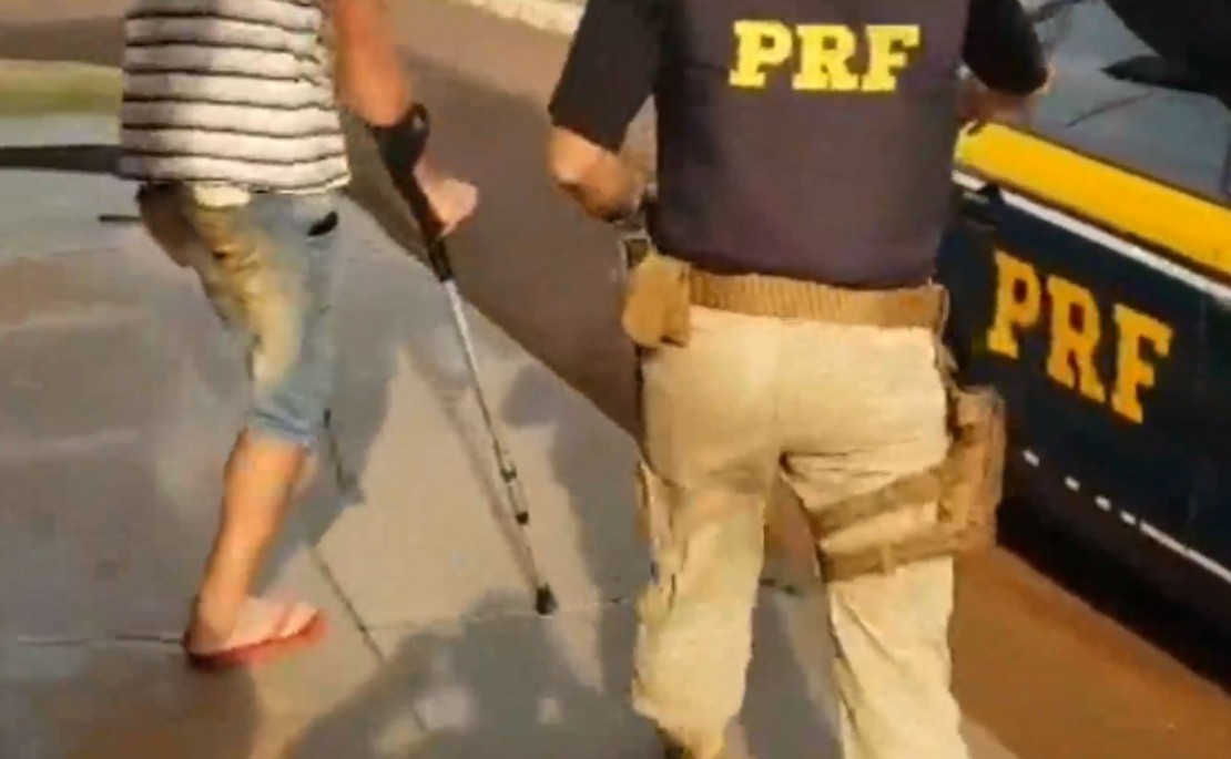Sem a perna esquerda e embriagado, homem é preso dirigindo caminhão com cano de PVC. Foto: Divulgação/PRF.