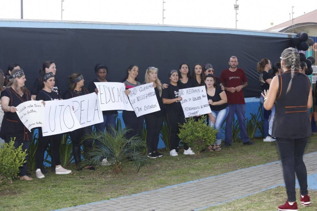 Pais e mães se vestiram de preto em protesto e fecharam a rua do CEI. Foto: Átila Alberti/Tribunado Paraná