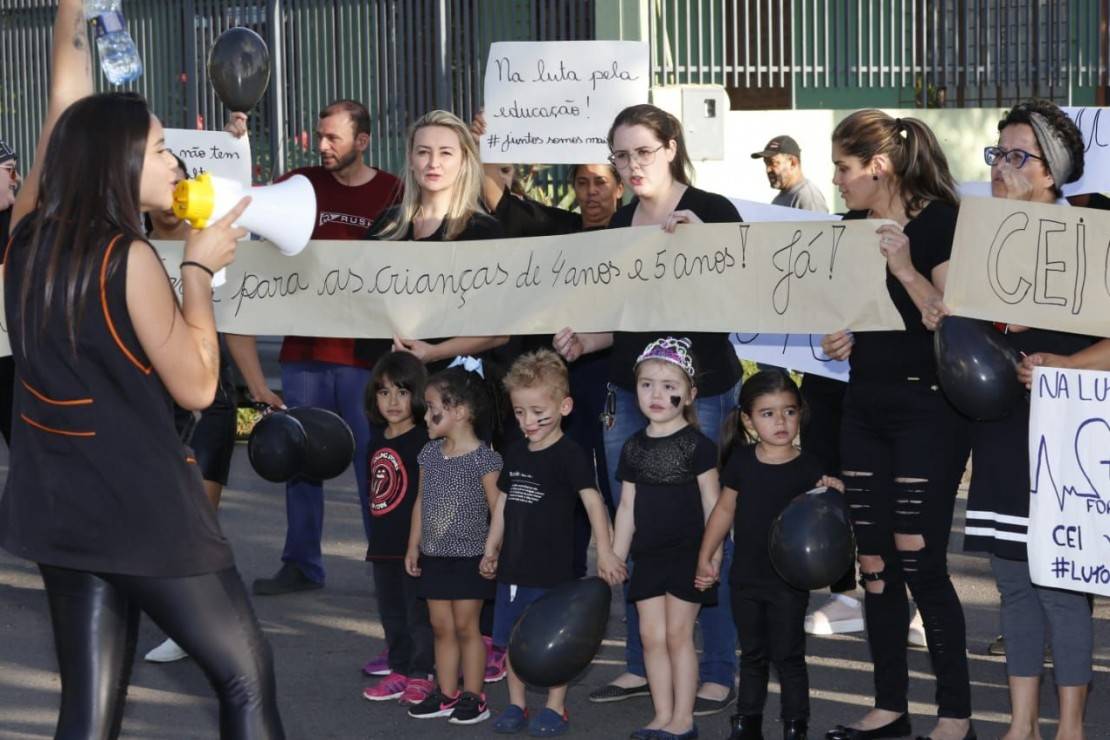 Pais que se manifestavam nesta tarde, em frente ao CEI, são contra a proibição da ajuda financeira voluntária. Foto: Átila Alberti/Tribuna do Paraná