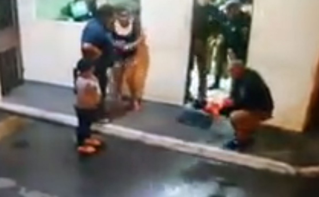 Vídeo mostra a família chegando rapidamente ao posto policial e os momentos de tensão até que a pequena Ana Júlia voltasse a respirar normalmente. Foto: Reprodução.