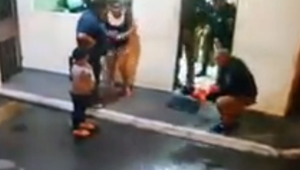 Vídeo mostra a família chegando rapidamente ao posto policial e os momentos de tensão até que a pequena Ana Júlia voltasse a respirar normalmente. Foto: Reprodução.