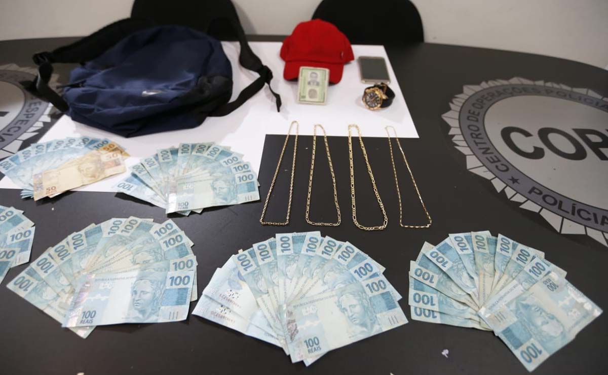 Também foram apreendidas quatro correntes de ouro e R$ 5,9 mil em dinheiro, além de acessórios, entre eles boné e mochila usados no dia do crime. Foto: Hedeson Alves/Tribuna do Paraná