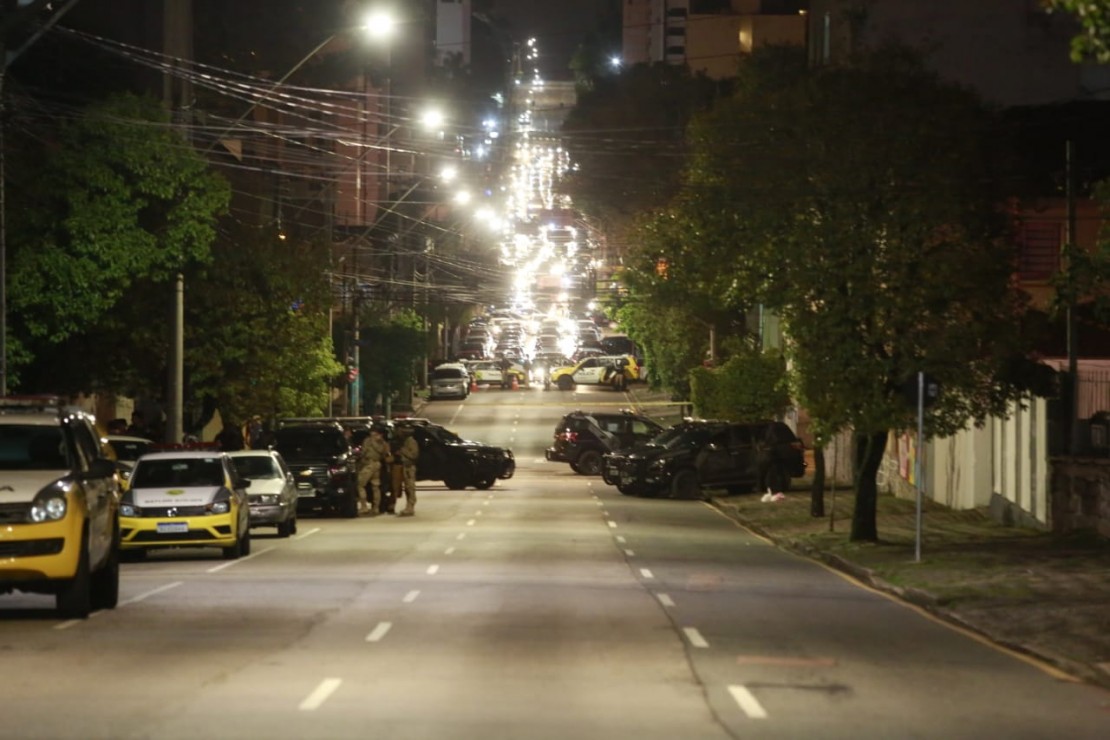 Ruas estão com o trânsito bloqueado na região. Foto: Lineu Filho / Tribuna do Paraná.
