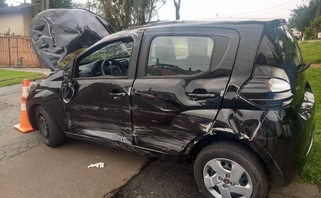 As duas mulheres, uma de 30 e outra de 55, que estavam no carro, se machucaram. Foto: Colaboração/Amanda Menezes.