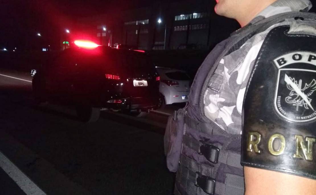 Suspeito roubou o carro de um guarda municipal no Bairro Alto, mas o confronto ocorreu em SJP. Foto: Gerson Klaina/Tribuna do Paraná.