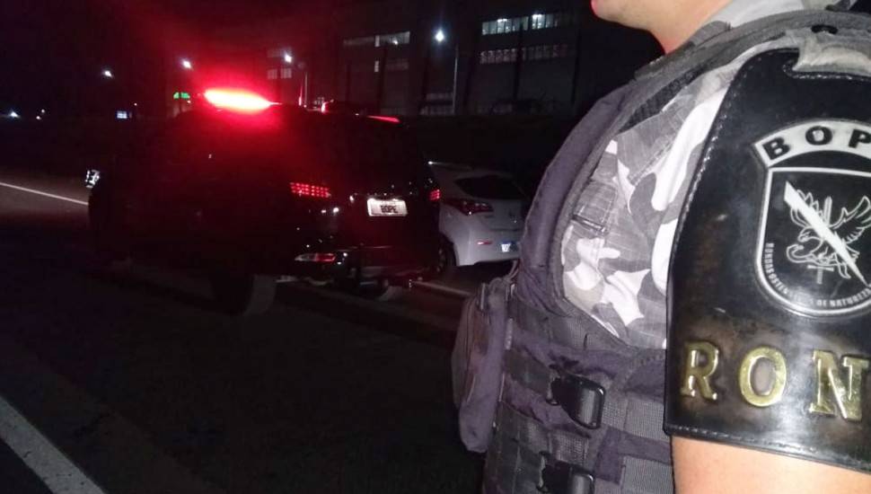 Suspeito roubou o carro de um guarda municipal no Bairro Alto, mas o confronto ocorreu em SJP. Foto: Gerson Klaina/Tribuna do Paraná.